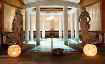 Das große Innenbecken und die Kaskade der Therme bieten Platz für Entspannung pur